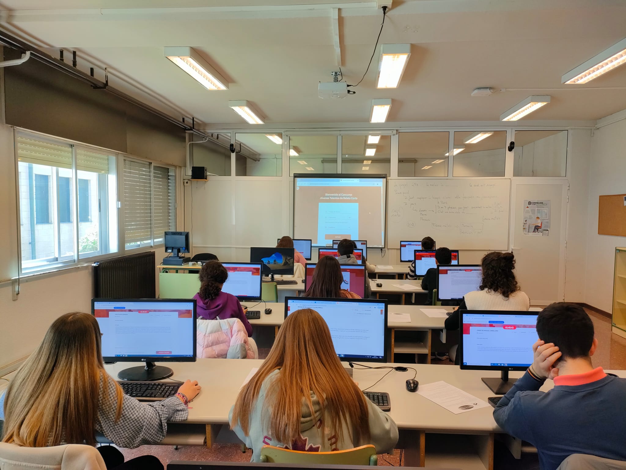 Los alumnos en plena acción creativa...